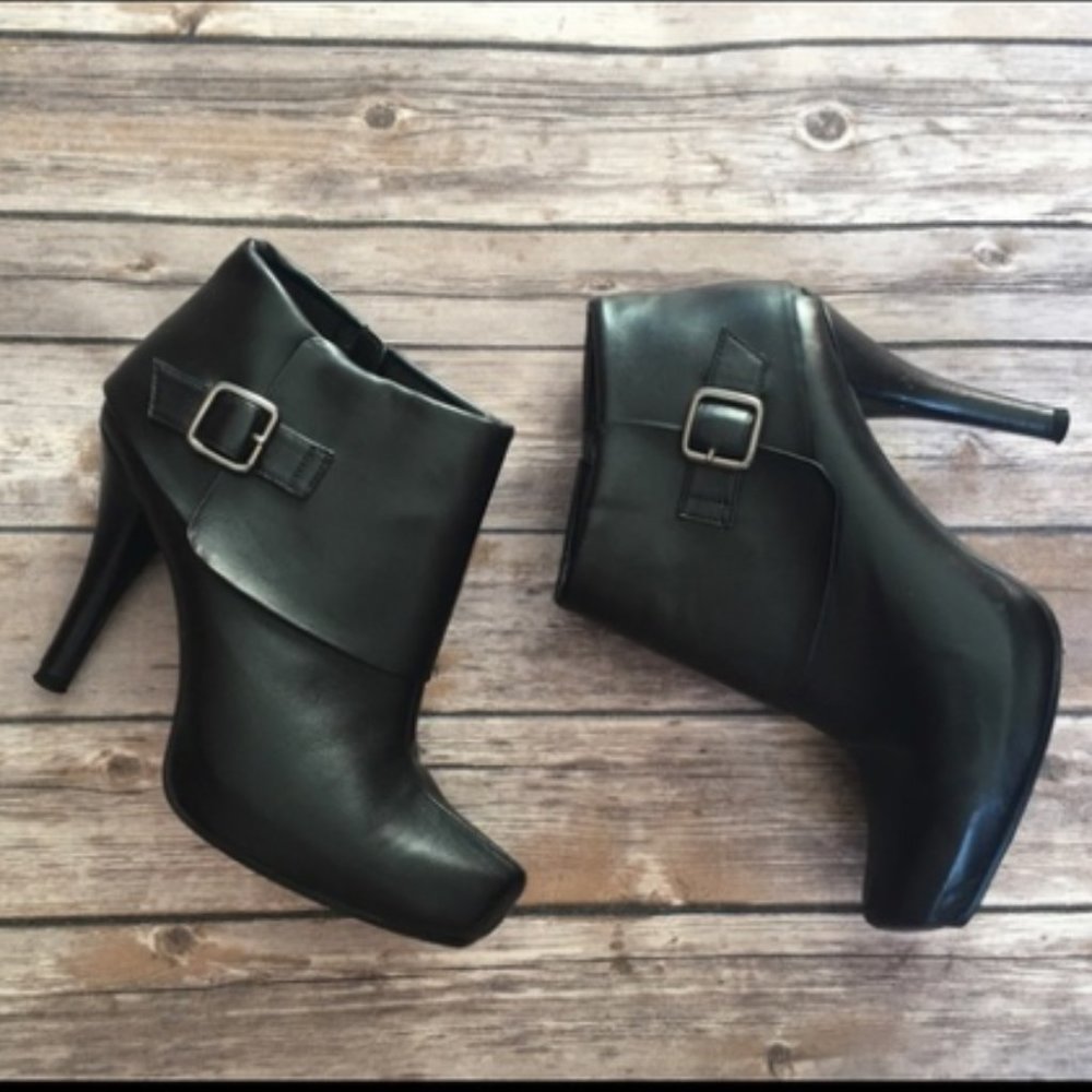 Kenneth Cole Reaction Women’s Turn Table boots blk